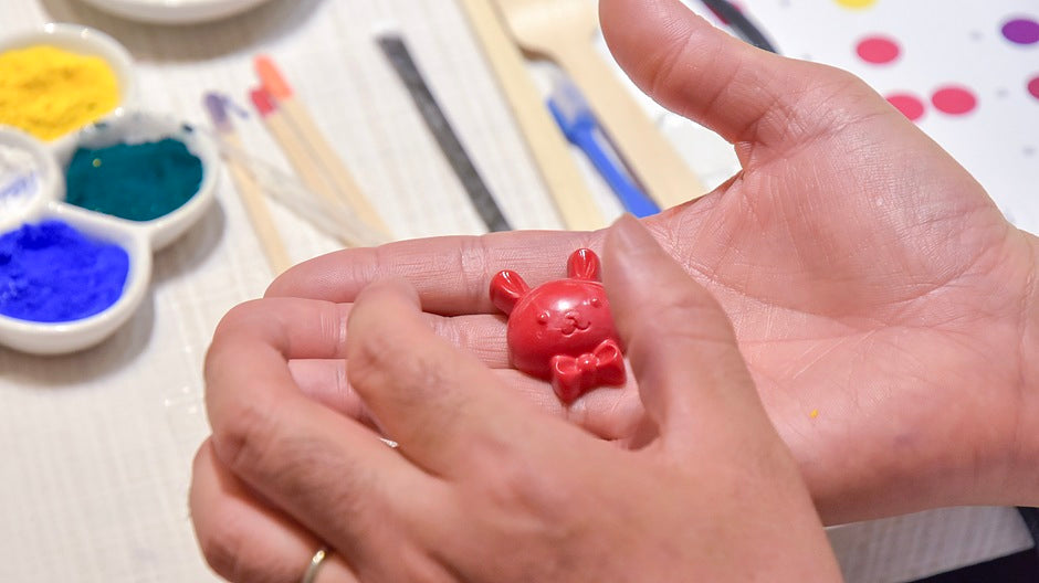 We held an original crayon making workshop for parents and children