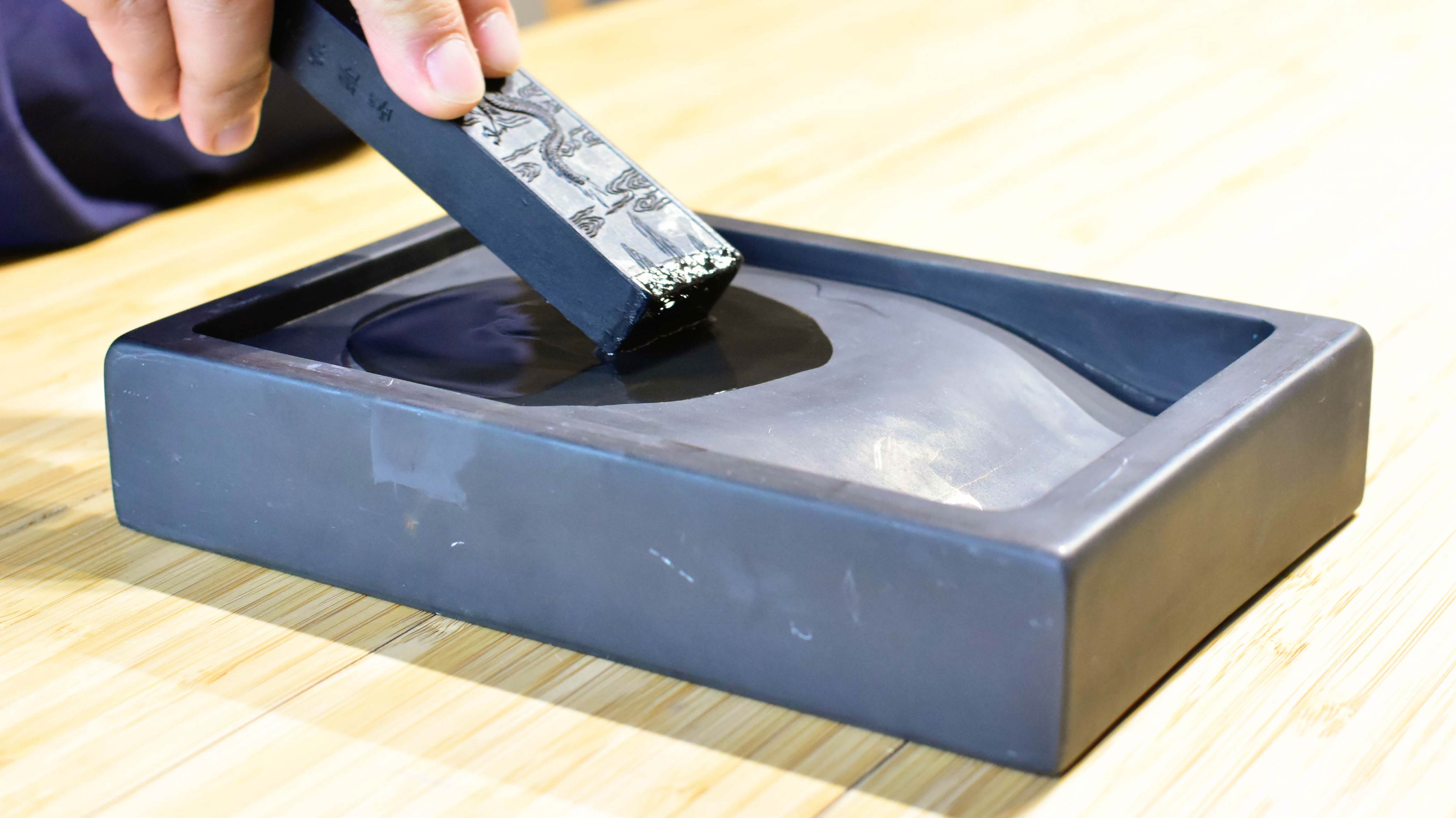 墨運堂造 創業110周年記念 金巻墨 「信貴」 箱付 書道具 文房具 古墨 墨運堂造 創業110周年記念 金巻墨 「信貴」 箱付 書道具