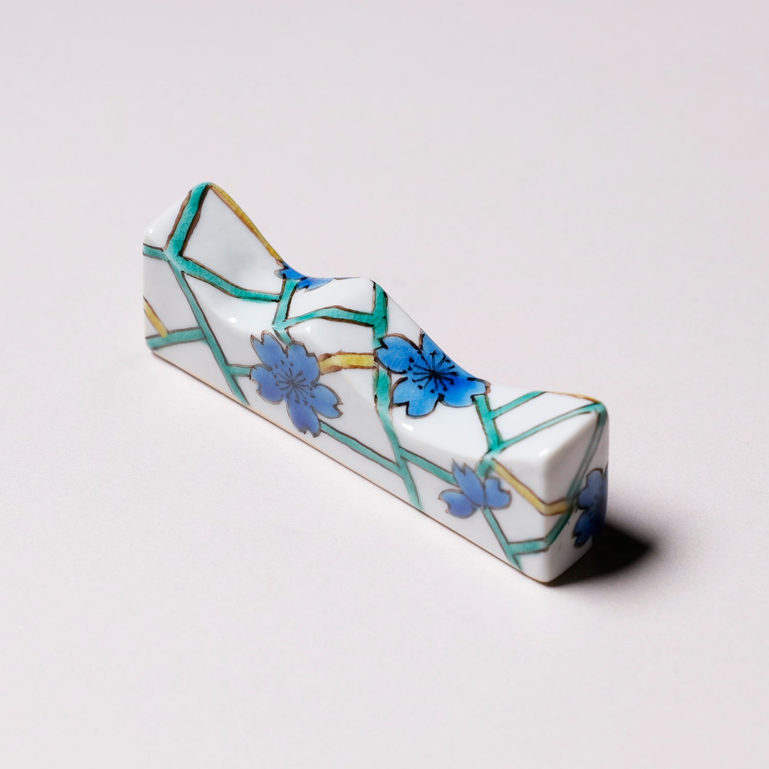 九谷焼 文様筆架 大 氷裂桜 – Pigment Tokyo